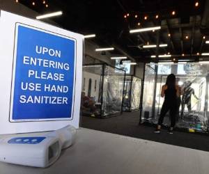 Mientras el país intenta transitar a la nueva normalidad del desconfinamiento, el gimnasio Challenge Fitness de Ciudad Juárez, fronteriza con Estados Unidos, decidió aislar los espacios donde sus clientes se ejercitan, fabricando habitáculos con plástico y madera conglomerada.