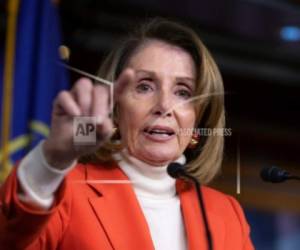 Fotografía de archivo de la líder de la minoría de la Cámara de Representantes Nancy Pelosi, demócrata de California, mientras habla con la prensa en el Capitolio, Washington.