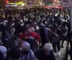 Otros videos emitidos por Fars mostraban a manifestantes coreando: 'Somos hijos de la guerra. Enfrentaos a nosotros, contraatacaremos'. Foto: AP.