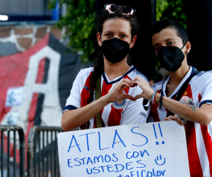 Los fanáticos del equipo mexicano de fútbol Guadalajara muestran su apoyo a Atlas mientras asisten a una misa frente al Estadio Jalisco en Guadalajara, Estado de Jalisco, México, el 7 de marzo de 2022.