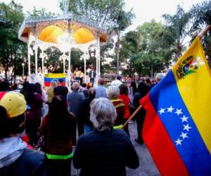 Los venezolanos que viven en México se manifiestan a favor del llamamiento a las elecciones anticipadas del líder opositor venezolano Juan Guaido y en contra del presidente Nicolás Maduro en Guadalajara, estado de Jalisco, México el 2 de febrero de 2019.