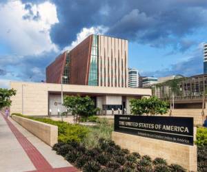 La embajada pidió a la población estar atenta ante cualquier cambio.