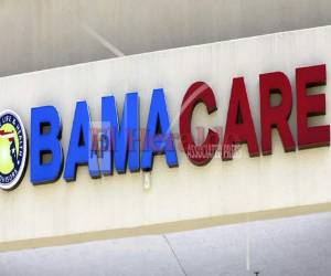 Esta fotografía del archivo del 11 de mayo de 2017 muestra un letrero de la ley de salud. (Foto AP / Alan Díaz, archivo).