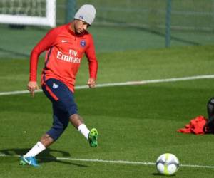 El brasileño Neymar entrenando con su equipo el PSG. (Fotos: AFP)