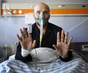 El paciente de Covid, Salvatore, respira oxígeno a través de una máscara en la unidad de cuidados subintensivos del hospital Casalpalocco, al sur de Roma. Foto:AFP