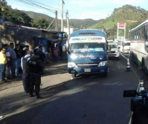 El cuerpo del hombre quedó tirado dentro del bus de ruta interurbano.