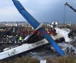 Los agentes de rescate atienden a los pasajeros del avión de Bangladesh que se accidentó en Nepal. Foto AFP