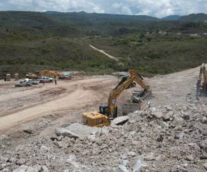 La obra, que comenzó en septiembre de 2025, contempla la construcción de 8.8 kilómetros de carretera de concreto hidráulico, con cuatro carriles y curvas y pendientes controladas.