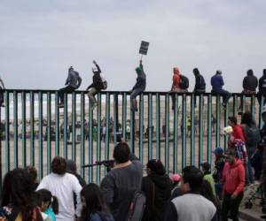 Los migrantes intentan llegar a la frontera de México y Estados Unidos. Foto: Agencia AP