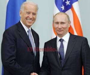 En esta foto de archivo tomada el 10 de marzo de 2011, el primer ministro ruso Vladimir Putin (derecha) le da la mano al entonces vicepresidente de Estados Unidos, Joe Biden (izquierda), durante su reunión en Moscú. AFP