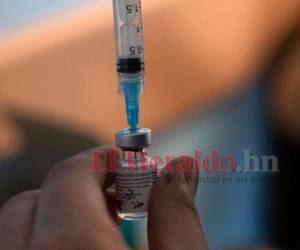 Las vacunaciones contra el covid-19 empezaron este jueves en tres países latinoamericanos. Foto AFP