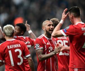 El alero del Bayern Munich Sandro Wagner celebra con sus compañeros de equipo incluyendo al centrocampista chileno Arturo Vidal después de anotar durante el partido de vuelta. Foto: AFP