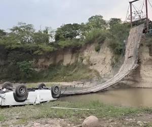 Consternación y lágrimas se viven en el municipio de San Francisco del Valle, Ocotepeque, tras la muerte de tres integrantes de una misma familia que cayó en su vehículo luego del colapso de un puente colgante. Esto se sabe sobre la tragedia.
