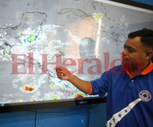 El pronosticador de turno de Cenaos, Carlos Alberto López, informó que las lluvias se detendrán por más de un mes, sobre todo en el corredor seco, debido a la extensa canícula. Foto: Efraín Salgado/ EL HERALDO