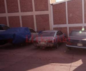 Hasta tres carros sin llantas y en mal estado permanecen estacionados en los espacios públicos. Foto: Emilio Flores/EL HERALDO
