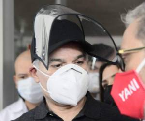 Yani Rosenthal usó mascarilla y un plástico protector cuando salió del aeropuerto. Fotos cortesía.