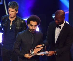 Mohamed Salah fue el primero de la noche en recibir un premio. Foto: AFP