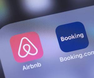 En los últimos años, las reservas y planificaciones de viajes se han comenzado a realizar en línea, y aunque existen varias plataformas, tres son las más populares entre los usuarios para organizar sus vacaciones: Airbnb, Booking y Google Viajes. Aunque las tres plataformas tienen un mismo objetivo, sus funciones, gestiones y experiencias son diferentes. Aquí te explicamos