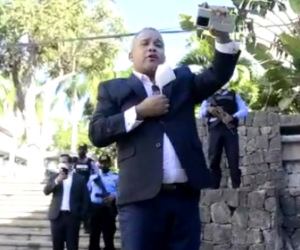 El cantante dominicano mientras interpretaba su canción. Foto: Captura de pantalla