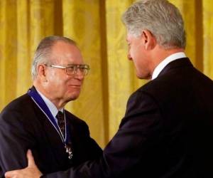 El presidente Bill Clinton, otorga la Medalla Presidencial de la Libertad a Cruz Reynoso, durante una ceremonia en el Salón Este de la Casa Blanca en Washington, DC. en agosto del año 2000. FOTO: AP
