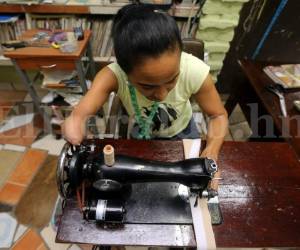 Una máquina Singer clásica es la acompañante de Nora Gálvez, la fiel testigo de sus obras que confecciona diariamente con entusiasmo y dedicación, foto: David Romero/El Heraldo.