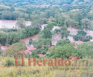 En el municipio de Mangulile, Olancho, un río se desbordó producto de las fuertes lluvias en las últimas horas y amenaza con incomunicar varias aldeas.
