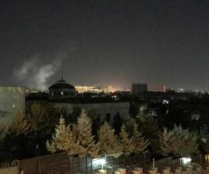 Una columna de humo se levantó en la parte central de Kabul justo pasada la medianoche, mientras el sonido de las sirenas cubría la noche. Foto: AP.