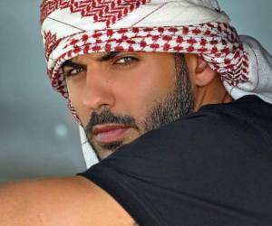 Omar se muestra muy feliz al lado de su esposa una diseñadora de modas en Arabia Saudita.