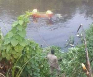 Miembros del Cuerpo de Bombero sacaron el cadáver del río. Foto: EL HERALDO