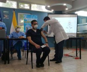 La vacunación tuvo lugar en el IHSS en San Pedro Sula y en el Hospital Escuela e Instituto Cardipulmonar 'El Tórax' en Tegucigalpa.