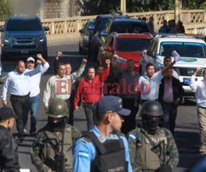 Después de la sesión, diputados de la oposición se sumaron a las protestas. Foto: Alex Pérez/EL HERALDO