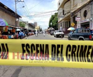 Agentes de la Policía Nacional llegaron hasta el lugar de los hechos para resguardar la escena del crimen. Hasta el momento, no se reporta ninguna detención por el asesinato. FOTOS: Estalin Irías/EL HERALDO