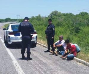 Los dos migrantes hondureños fueron rescatados por miembros de la Policía Estatal de México. Foto: Cortesía INM
