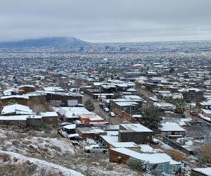 La caída de nieve en la frontera norte de México, en el marco de una tormenta invernal que afecta a amplias zonas del sur de Estados Unidos, llevó a familias a salir a las calles para presenciar el fenómeno, mientras que autoridades de Protección Civil emitieron recomendaciones preventivas ante el frío extremo que se avecina. La zona no cuenta con edificaciones apropiadas para enfrentar la nevada.