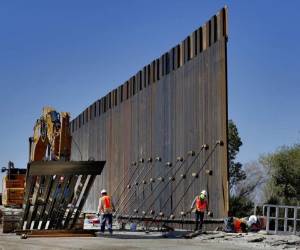 Los funcionarios de defensa dicen que el Departamento de Seguridad Nacional ha pedido al Pentágono que financie la construcción de 270 millas de muro fronterizo este año como parte de un esfuerzo antidrogas. Foto: Agencia AP.