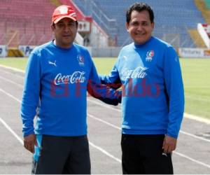 Juan Carlos Espinoza posando con su hermano, Nahum, quien este martes fue oficializado como nuevo entrenador de Olimpia. (Foto: EL HERALDO)