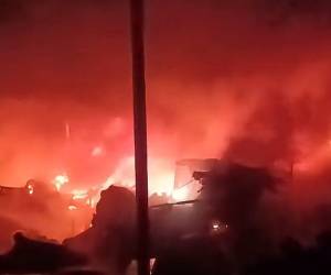 El siniestro comenzó en horas de la madrugada de este martes; unos 35 puestos se quemaron.