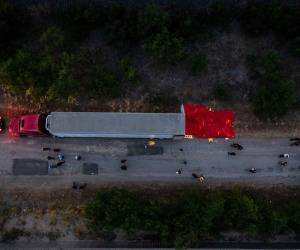 Imagen aérea del tráiler donde se encontraron los cuerpos de los migrantes.