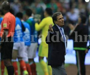 El entrenador de la Selección de Honduras, Jorge Luis Pinto, muestra su desencanto tras la derrota ante México. Foto: El HERALDO.