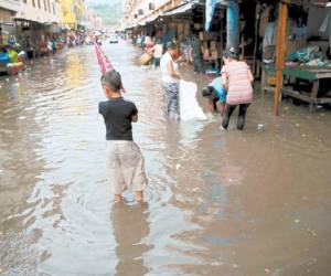 Cuadrillas permanentes de limpieza mantienen sin basura las calles de los mercados de la capital para evitar que se tapen los drenajes.