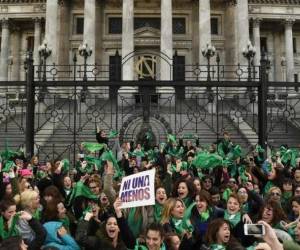 Decenas de mujeres activistas se reúnen frente al Congreso argentino en Buenos Aires, pidiendo la aprobación de un proyecto de ley que legalizaría el aborto. Foto AFP
