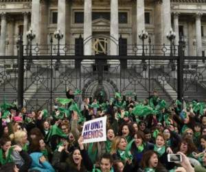 Decenas de mujeres activistas se reúnen frente al Congreso argentino en Buenos Aires, pidiendo la aprobación de un proyecto de ley que legalizaría el aborto. Foto AFP