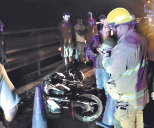 Agentes de la DNVT requirieron al conductor del vehículo que provocó la tragedia para determinar la culpabilidad de cada uno de los participantes en el fatal accidente de tránsito.