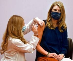 Las recomendaciones para usar el cubrebocas y guardar la distancia física se mantienen. FOTO: AP