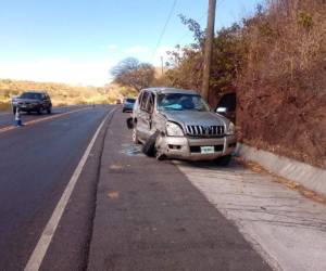 La camioneta quedó a un lado de la vía completamente destruida.
