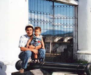 Hernández (hijo) publicó esta fotografía junto a su padre cuando era pequeño.