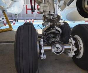 El hombre iba en el tren de aterrizaje de un avión que viajaba desde Argelia a Francia.