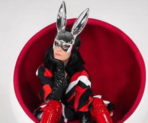 Entre versiones de Bad Bunny y clásicos de Jeanette a ritmo de reguetón, la italiana demuestra que su corazón late en castellano y que, tras 30 años de carrera, aún tiene capacidad para romper sus propios moldes