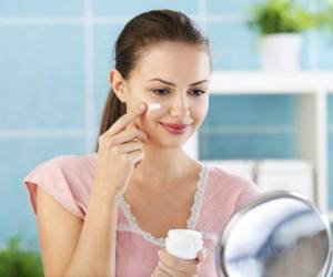 Al comenzar el día, es necesario volver a limpiar la piel, para retirar las toxinas.