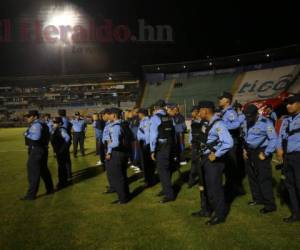 Agentes policiales estuvieron presente dentro y fuera del Estadio Nacional. (Foto: Johny Magallanes / EL HERALDO)